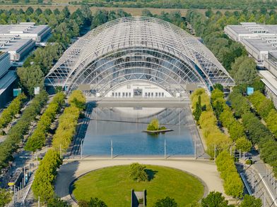 Luftaufnahme der Glashalle der Leipziger Messe – präsentiert vom Leipzig Convention Bureau
