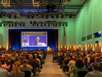Bühne bei der Eröffnung des You can Fachkongress 2026 im Congress Center Leipzig mit Gebärdensprachdolmetschung – präsentiert vom Leipzig Convention Bureau