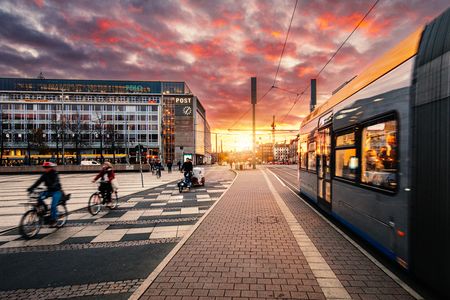 Das Bild zeigt den Leipziger Augustusplatz im Abendlicht.