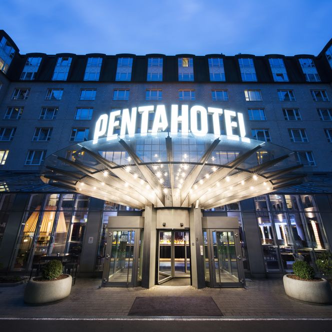 Eingang des Tagungshotels Pentahotel Leipzig - präsentiert vom Leipzig Convention Bureau