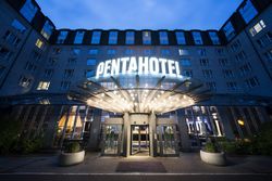 Eingang des Tagungshotels Pentahotel Leipzig - präsentiert vom Leipzig Convention Bureau