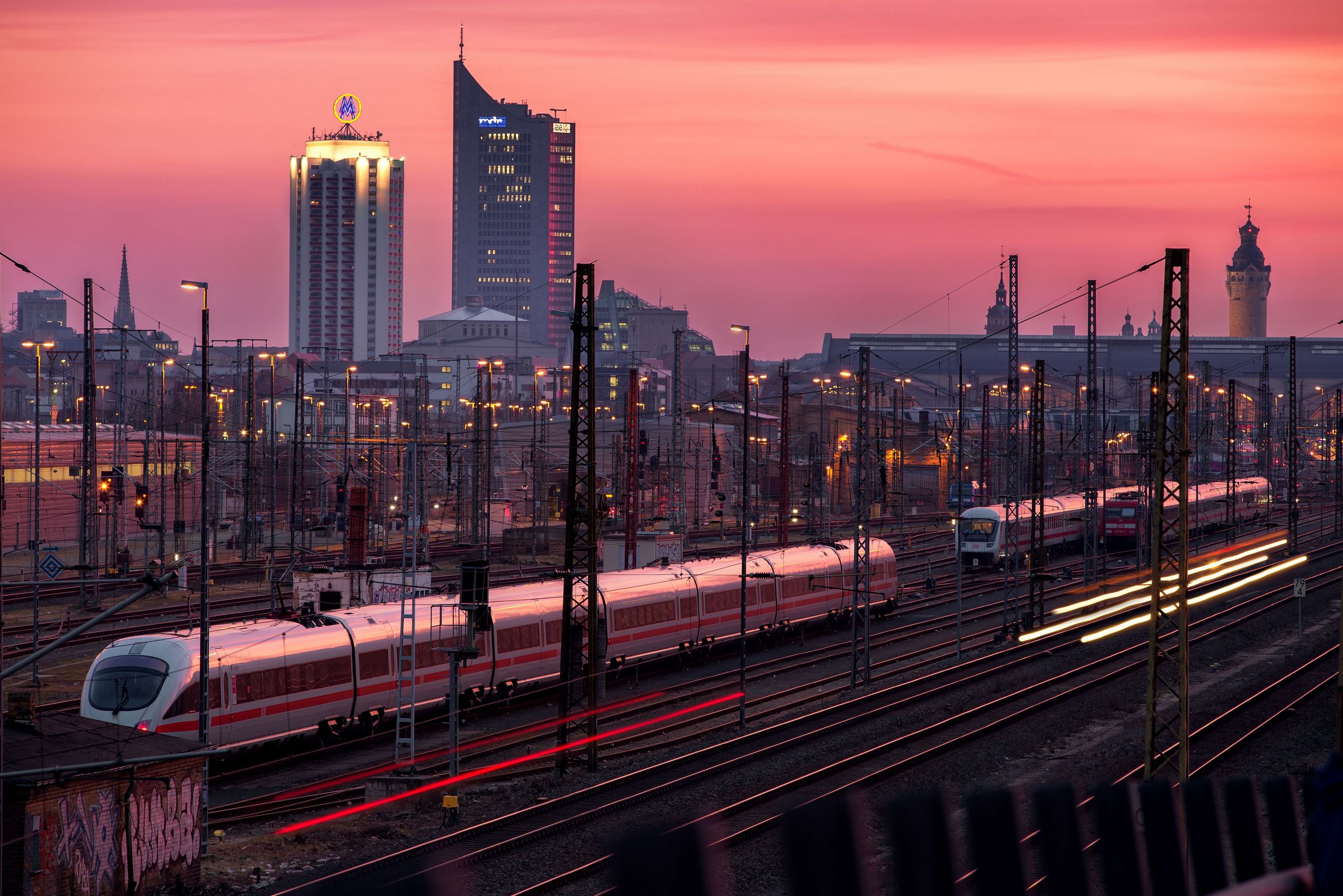 [Translate to English:] Meetings and conferences in Leipzig &ndash; View of Leipzig Central Station at sunset