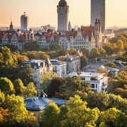 Tagungen und Konferenzen in Leipzig – Blick auf die Skyline mit City-Hochhaus und Neuem Rathaus bei Sonnenaufgang im Herbst