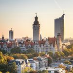Tagung & Konferenz Leipzig Convention: Skyline mit City-Hochhaus und Neuem Rathaus bei Sonnenaufgang im Herbst