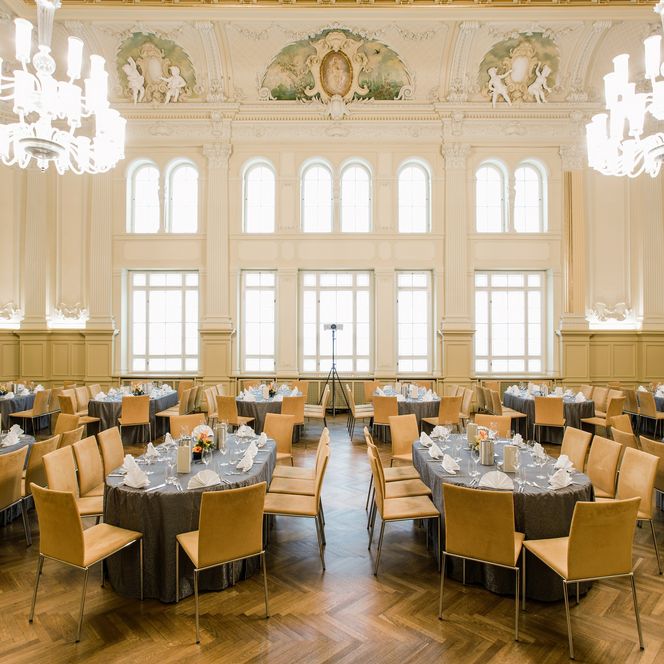 Tagungsraum Barocksaal in Bankett-Bestuhlung in der Eventlocation Salles de Pologne – präsentiert vom Leipzig Convention Bureau