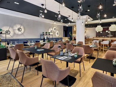 Innenraum des Restaurants The Local im Leipzig Marriott Hotel – präsentiert vom Leipzig Convention Bureau