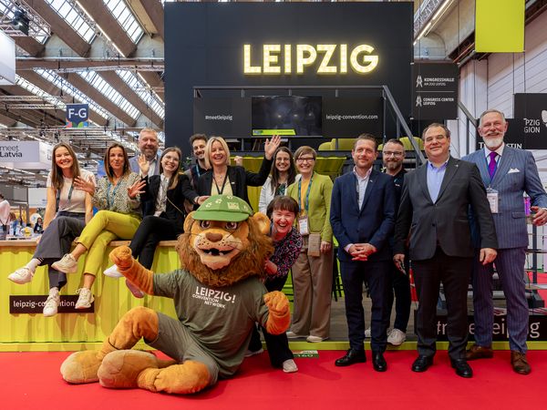 Gruppenfoto mit Partnern des Leipzig Convention Network vor dem Leipzig Stand während der IMEX 2025 – präsentiert vom Leipzig Convention Bureau
