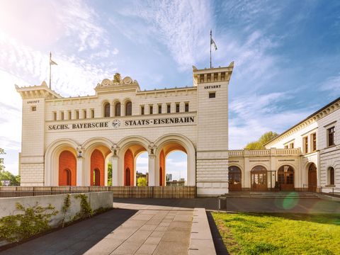 Rahmenprogramm Kulinarik: Außenansicht des Gasthaus & Gosebrauerei Bayerischer Bahnhof mit Portikus für Tagung & Konferenz Leipzig Convention