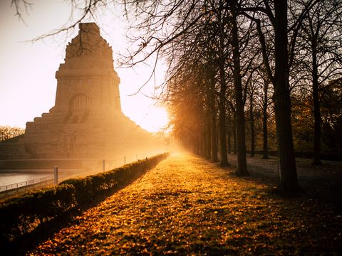 Tagung & Konferenz Leipzig Convention: Völkerschlachtdenkmal vor tiefstehender Sonne im Herbst