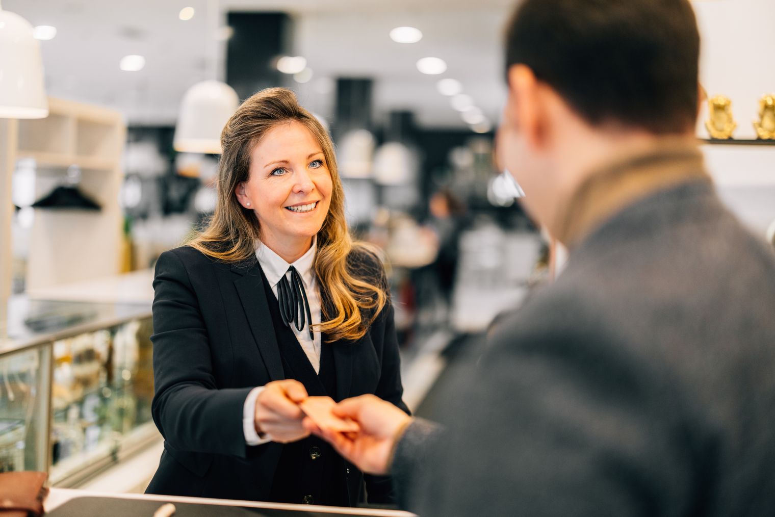 Check in an der Rezeption des Tagungshotels INNSIDE by Melia Leipzig – präsentiert vom Leipzig Convention Bureau 
