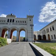 Der Blick von außen auf das historische Gebäude des Bayerischen Bahnhof beeindruckt die Besucher.