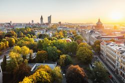 Skyline von Leipzig mit City-Hochhaus, Neuem Rathaus und Bundesverwaltungsgericht – präsentiert vom Leipzig Convention Bureau