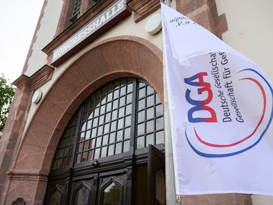 Eingang der Kongresshalle am Zoo Leipzig während der DGA-Jahrestagung – präsentiert vom Leipzig Convention Bureau