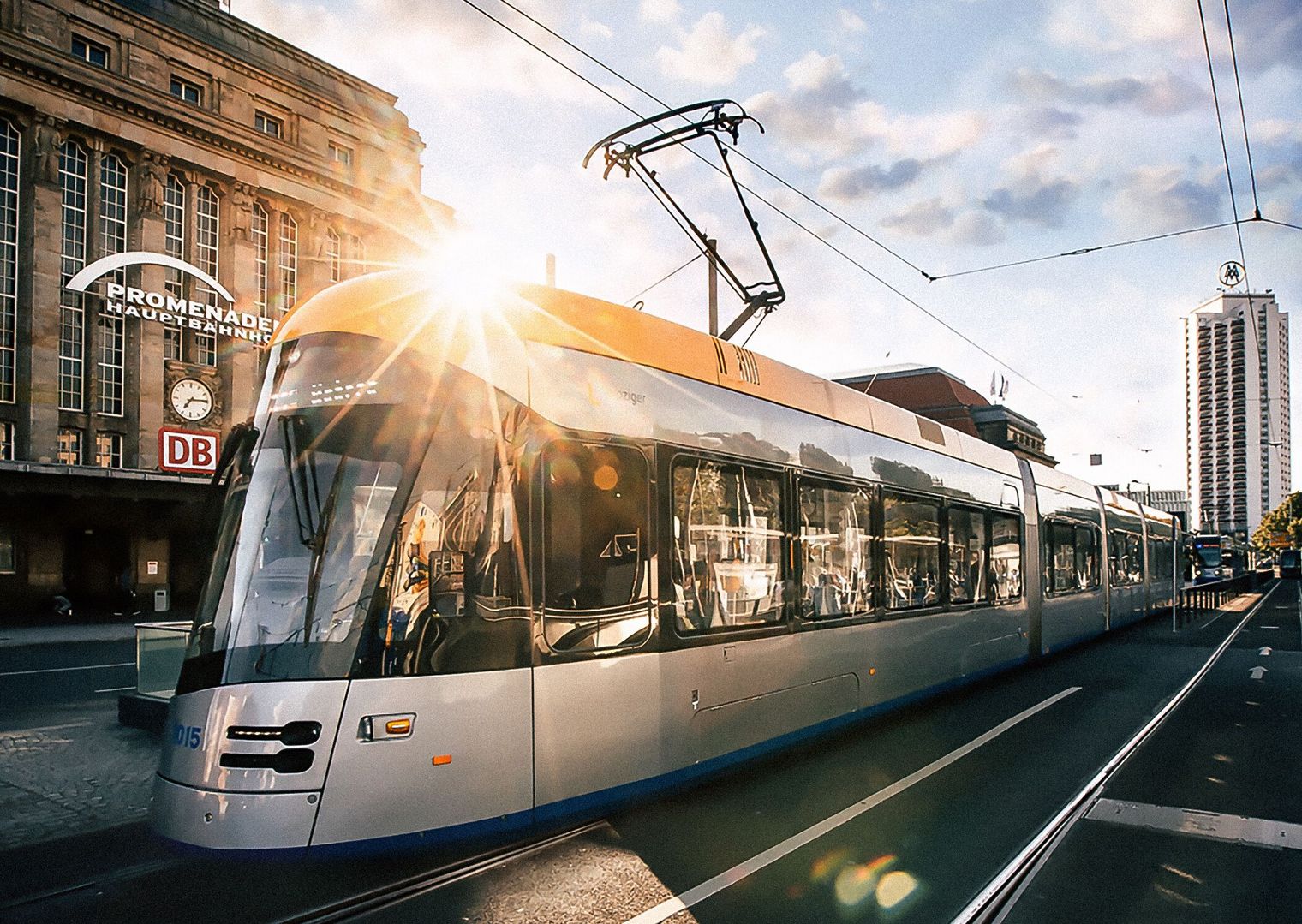 Tagung & Konferenz Leipzig Convention: Straßenbahn der Leipziger Verkehrsbetriebe vor dem Leipziger Hauptbahnhof