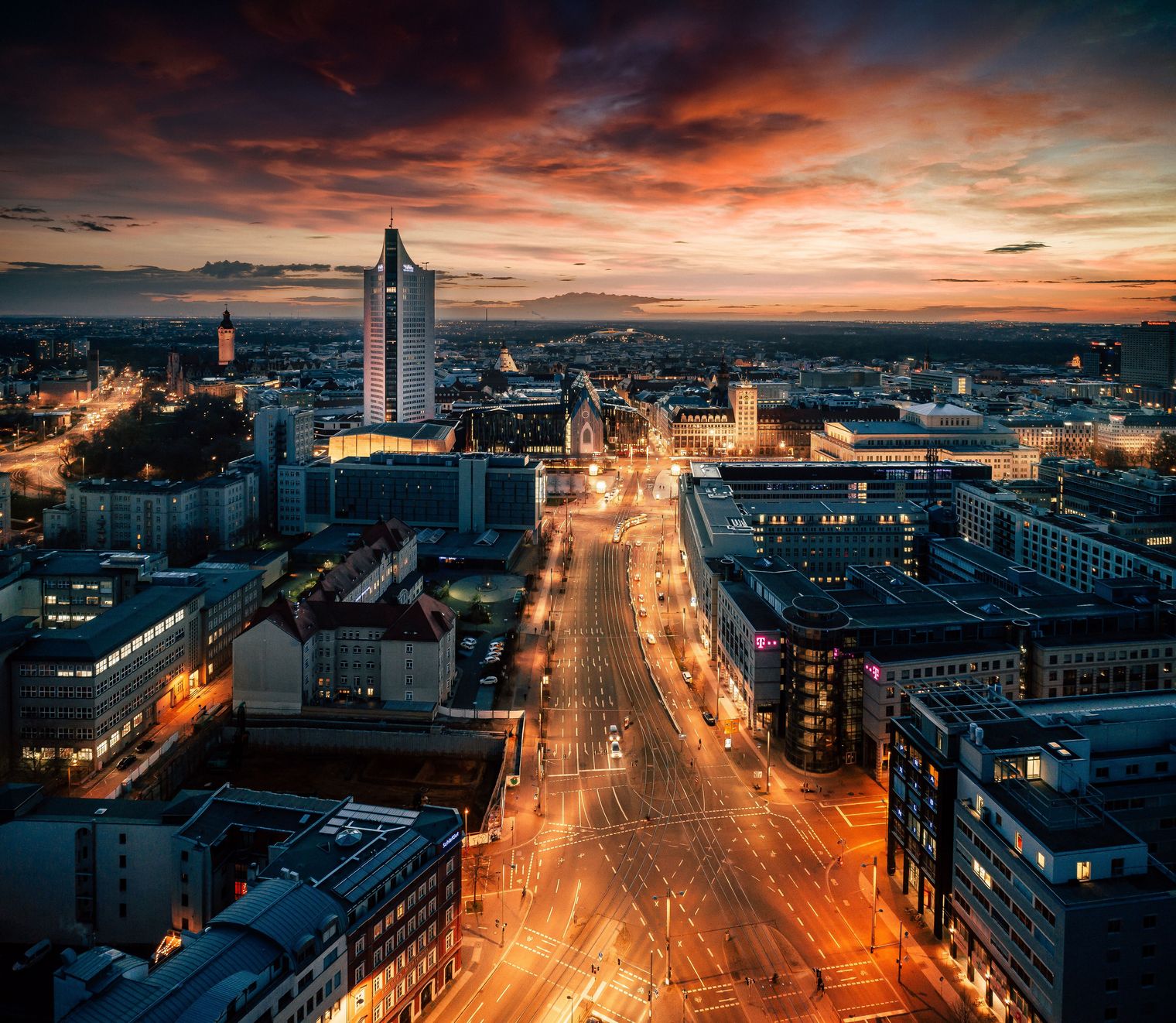 Tagung & Konferenz Leipzig Convention: Skyline über dem beleuchteten Grimmaischen Steinweg in der Abenddämmerung