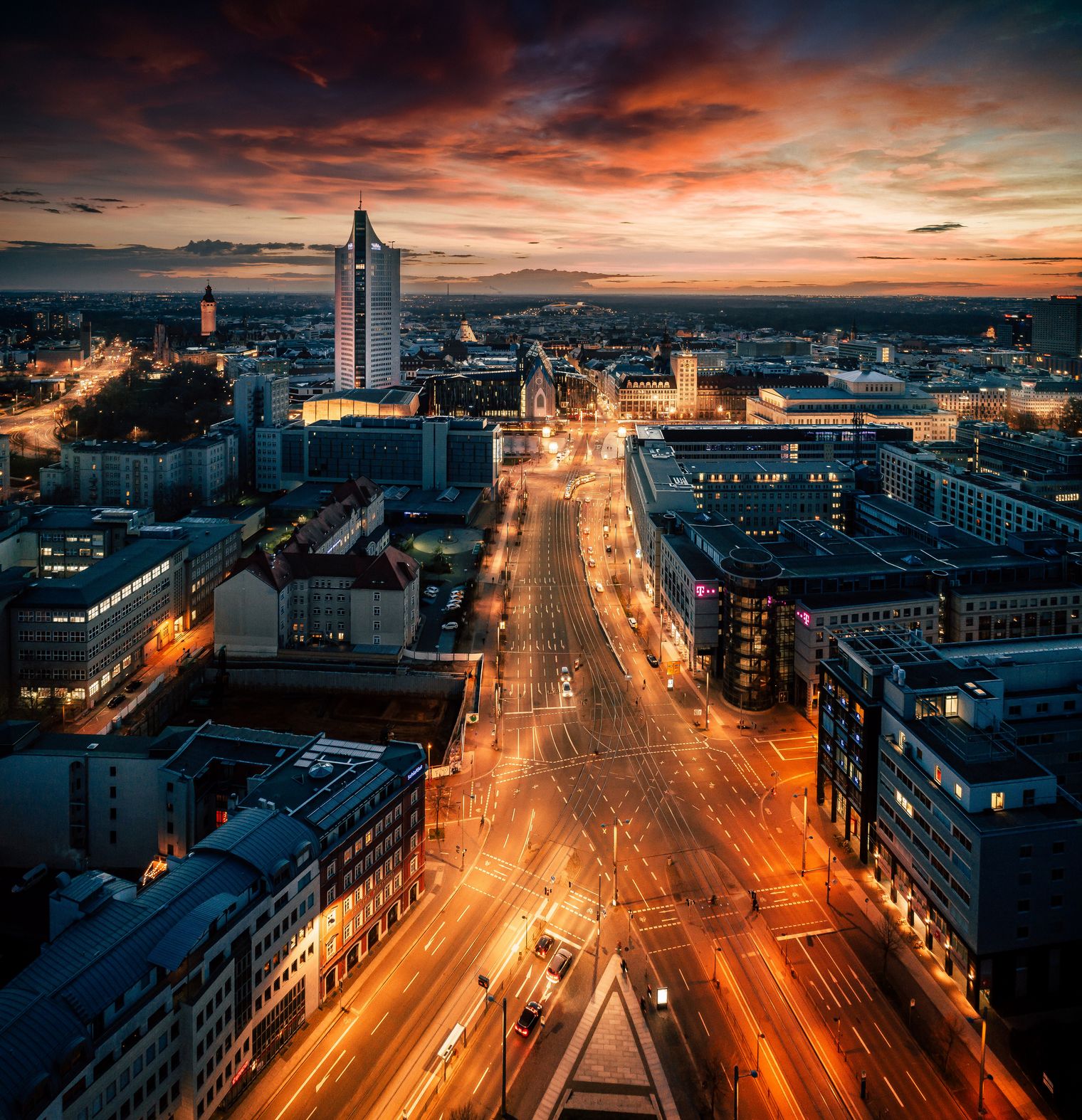 Tagung & Konferenz Leipzig Convention: Skyline über dem beleuchteten Grimmaischen Steinweg in der Abenddämmerung