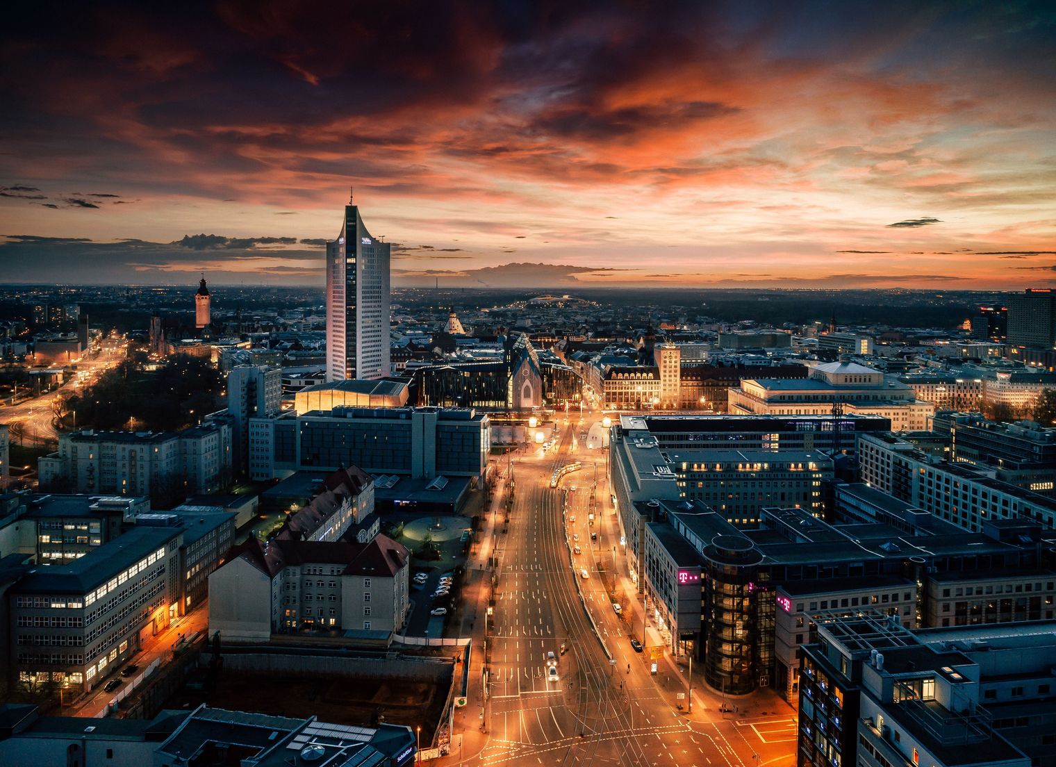 Tagung & Konferenz Leipzig Convention: Skyline über dem beleuchteten Grimmaischen Steinweg in der Abenddämmerung