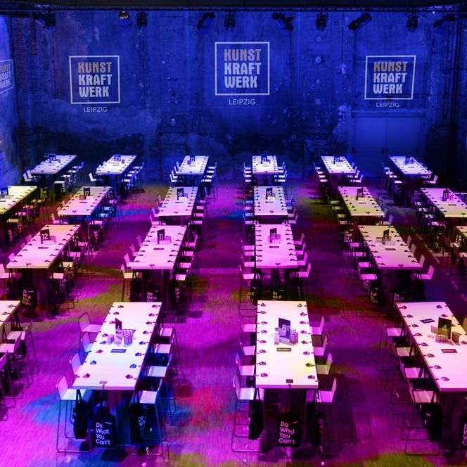 Tagungsraum Maschinenhalle in Bankett-Bestuhlung in der Eventlocation Kunstkraftwerk – präsentiert vom Leipzig Convention Bureau 