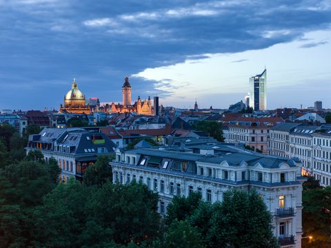 Tagung & Konferenz Leipzig Convention: Musikviertel mit hell erleuchtetem Bundesverwaltungsgericht und Neuem Rathaus bei einbrechender Dunkelheit
