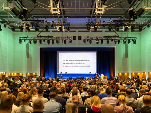 Leinwand mit Hinweis auf Dolmetschen in Leichte Sprache beim You can Fachkongress 2026 im Congress Center Leipzig – präsentiert vom Leipzig Convention Bureau