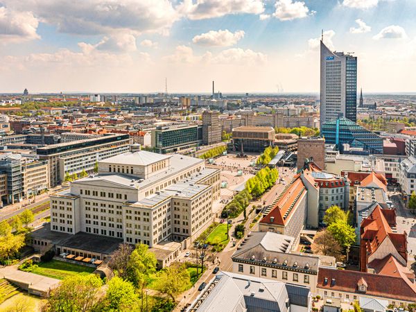 Tagungen und Konferenzen in Leipzig – Blick auf Augustusplatz von oben mit Oper, Gewandhaus und City-Hochhaus