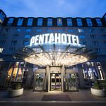 Eingang des Tagungshotels Pentahotel Leipzig am Abend für Tagung & Konferenz Leipzig Convention