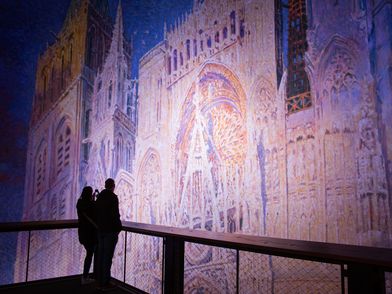 Das Bild zeigt einen Teil der Ausstellung "Kathedrale von Monet".