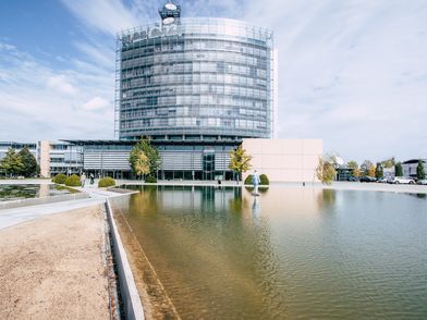 Das Bild zeigt eine Außenaufnahme der Media City Leipzig.