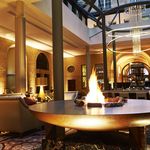 Tagungshotel Steigenberger Icon Grandhotel Handelshof mit Feuerstelle im Lichthof für Tagung & Konferenz Leipzig Convention
