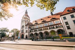 Außenansicht der Eventlocation Kongresshalle am Zoo Leipzig – präsentiert vom Leipzig Convention Bureau