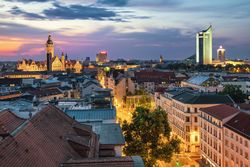 Tagungen und Konferenzen in Leipzig – Skyline mit Neuem Rathaus und City-Hochhaus bei Sonnenuntergang