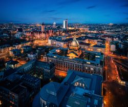 Tagungen und Konferenzen in Leipzig - Musikviertel mit hell erleuchtetem Bundesverwaltungsgericht und Neuem Rathaus bei einbrechender Dunkelheit
