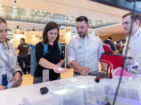 Personen an einem Ausstellerstand beim You can Fachkongress 2026 im Congress Center Leipzig – präsentiert vom Leipzig Convention Bureau