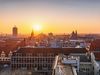 Tagung & Konferenz Leipzig Convention: Skyline mit City-Hochhaus bei Sonnenaufgang im Winter