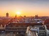 Tagung & Konferenz Leipzig Convention: Skyline mit City-Hochhaus bei Sonnenaufgang im Winter