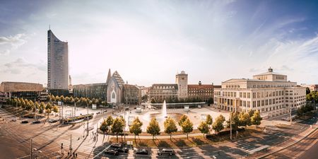 Das Foto zeigt den Leipziger Augustusplatz mit Universität und City-Hochhaus aus der Vogelperspektive.