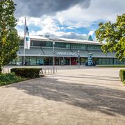 QUARTERBACK Immobilien ARENA: Außenansicht des Eingangs zur Eventlocation für Tagung & Konferenz Leipzig Convention